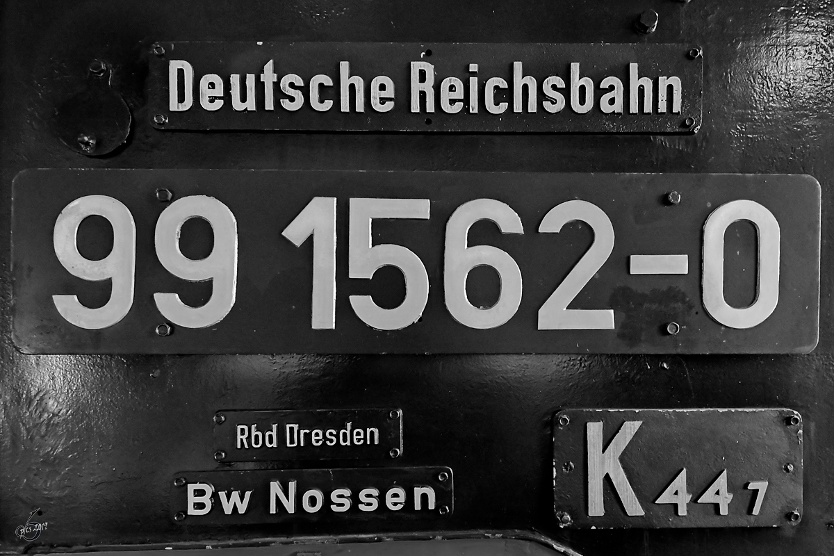 Schilder an der Dampflokomotive 99 1562-0. (Deutsches Dampflokomotiv-Museum Neuenmarkt-Wirsberg, Juni 2019)