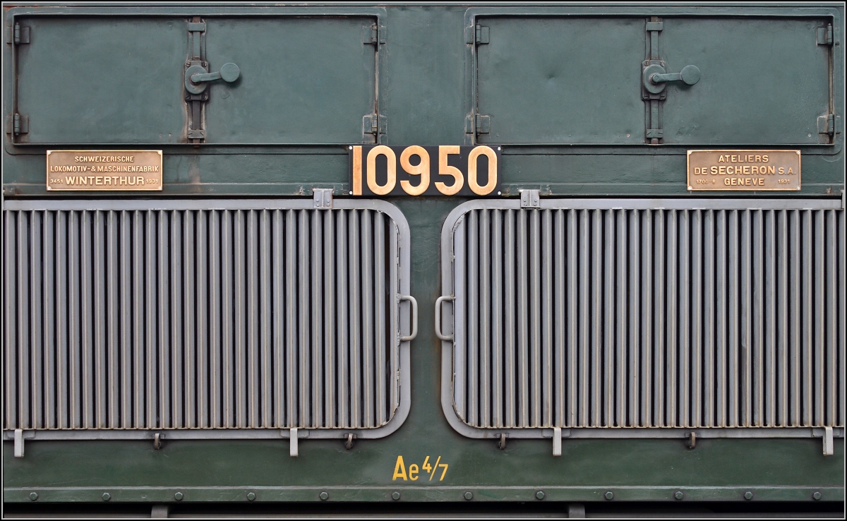 Schilderwald der Ae 4/7 10950 der Swisstrain. Sulgen, April 2014.