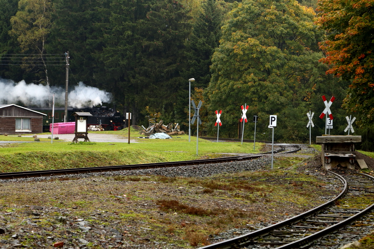 Schilderwald an einem kleinen Bahnübergang! Während ich noch über die Sinnhaftigkeit desselben nachdachte, näherte sich hinten bereits 99 5901 mit ihrem IG HSB-Sonderzug. Die Aufnahme entstand am 17.10.2015 an der Einfahrt des Bahnhofes Elend.