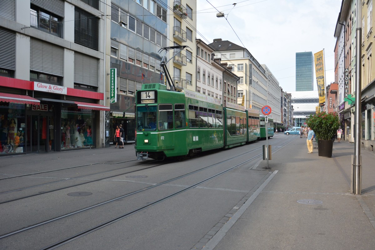 Schindler - Guggummere  672  fährt am 07.06.2015 auf der Linie 14. Aufgenommen an der Clarastrasse in Basel.