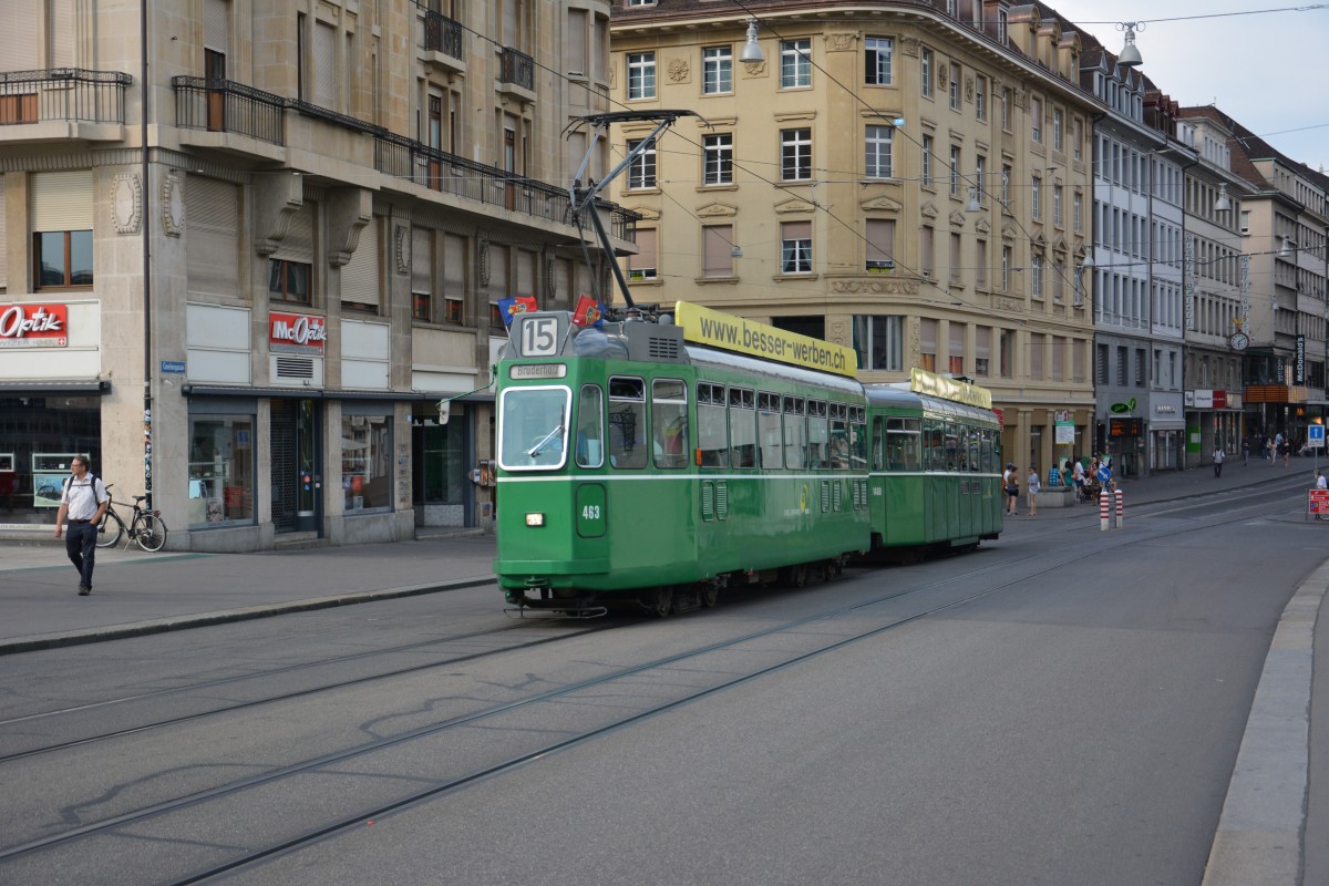 Schindler Schweizer Standardwagen mit der Nummer 463 fährt am 07.06.2015 auf der Linie 15 zum Bruderholz. Aufgenommen an der Greifengasse in Basel. 
