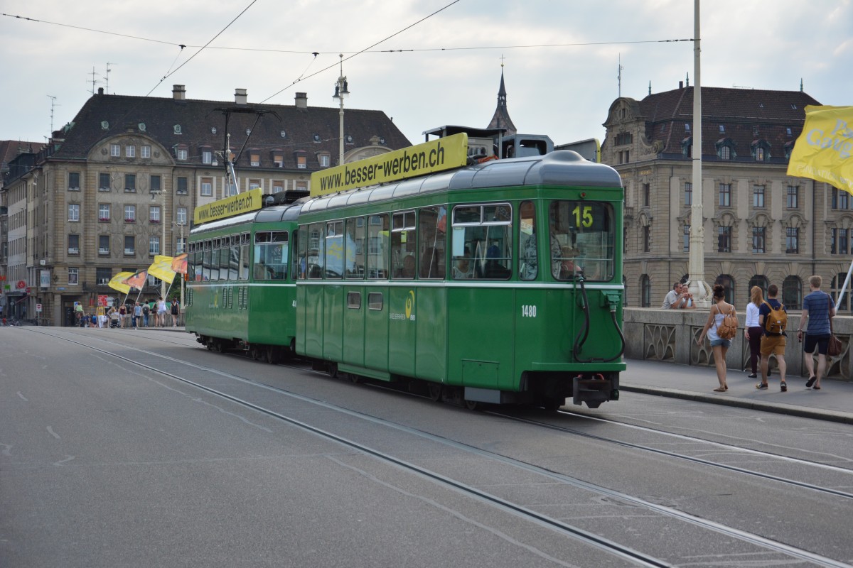 Schindler Schweizer Standardwagen mit der Nummer 463 / 1480 fährt am 07.06.2015 auf der Linie 15 zum Bruderholz. Aufgenommen an der Greifengasse in Basel.