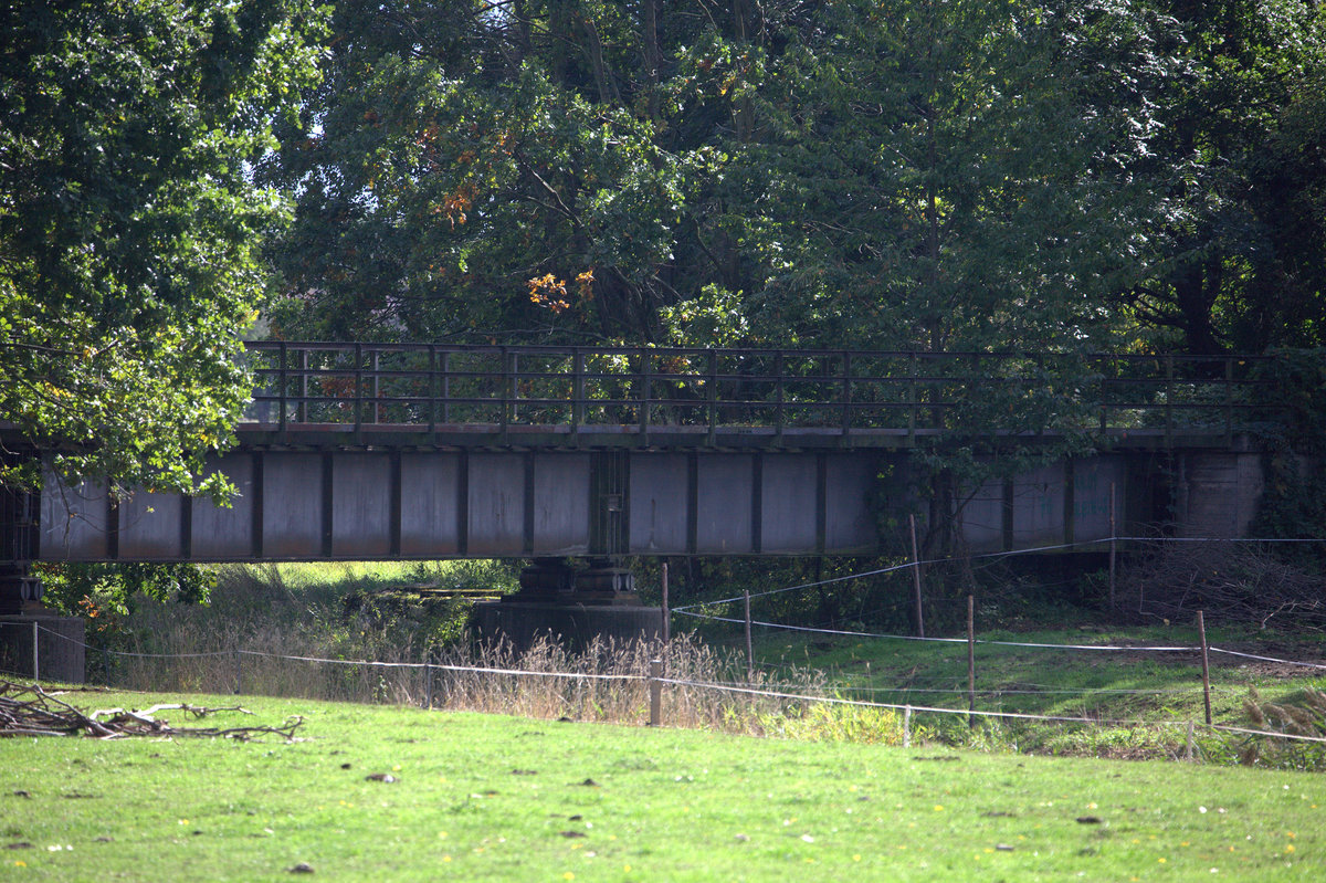Schläft schon lange im Dornröschenschlaf, die Brücke über die Hoyerswerdaer Schwarzwasser  bei Königswartha, stillgelegte  Strecke 246 Hoyerswerda-Bautzen. 28.09.2019 13:34 Uhr.