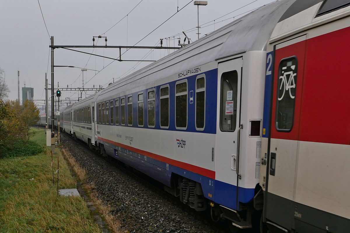 Schlafwagen der Gattung Wlee (HR-HŽPP 61 78 71-70 007-7) in einem unbekannten und vermutlich umgeleiteten Nachtzug in Bürglen (TG). Aufnahmestandort am Ende des Bahnsteigs am 10.11.2021.