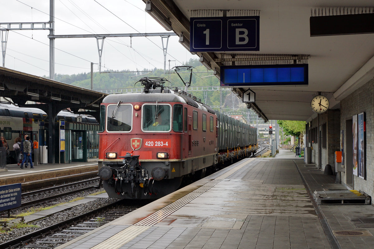 Schlakenzug Oberburg - Kebag Emmenspitz Zuchwil mit der Re 420 283-4 nach der Umfahrung in Burgdorf am 8. Mai 2019.
Foto: Walter Ruetsch