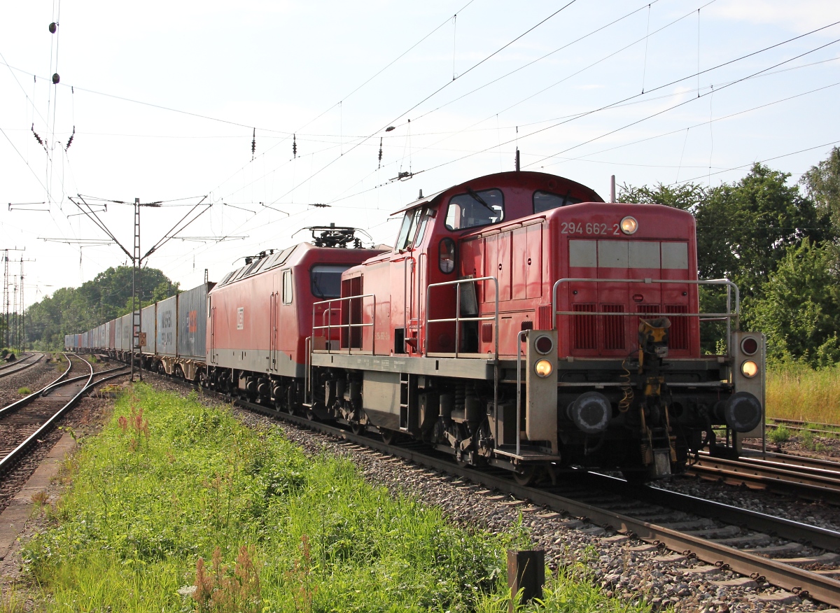 Schlapp gemacht? Die abgeb�gelte 156 003 (MEG 803) wird mit ihrem Containerzug von 294 662-2 durch Leipzig-Thekla gezogen. Aufgenommen am 04.07.2013.