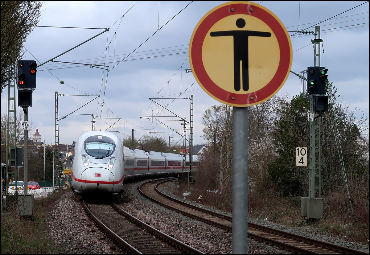 Schlecht gelaunt -

... blickt der Velaro D auf die für seine Fähigkeiten recht langsame Strecke auf die er hier geführt wird. An der S-Bahnstation Rommelshausen.

25.03.2019 (M)