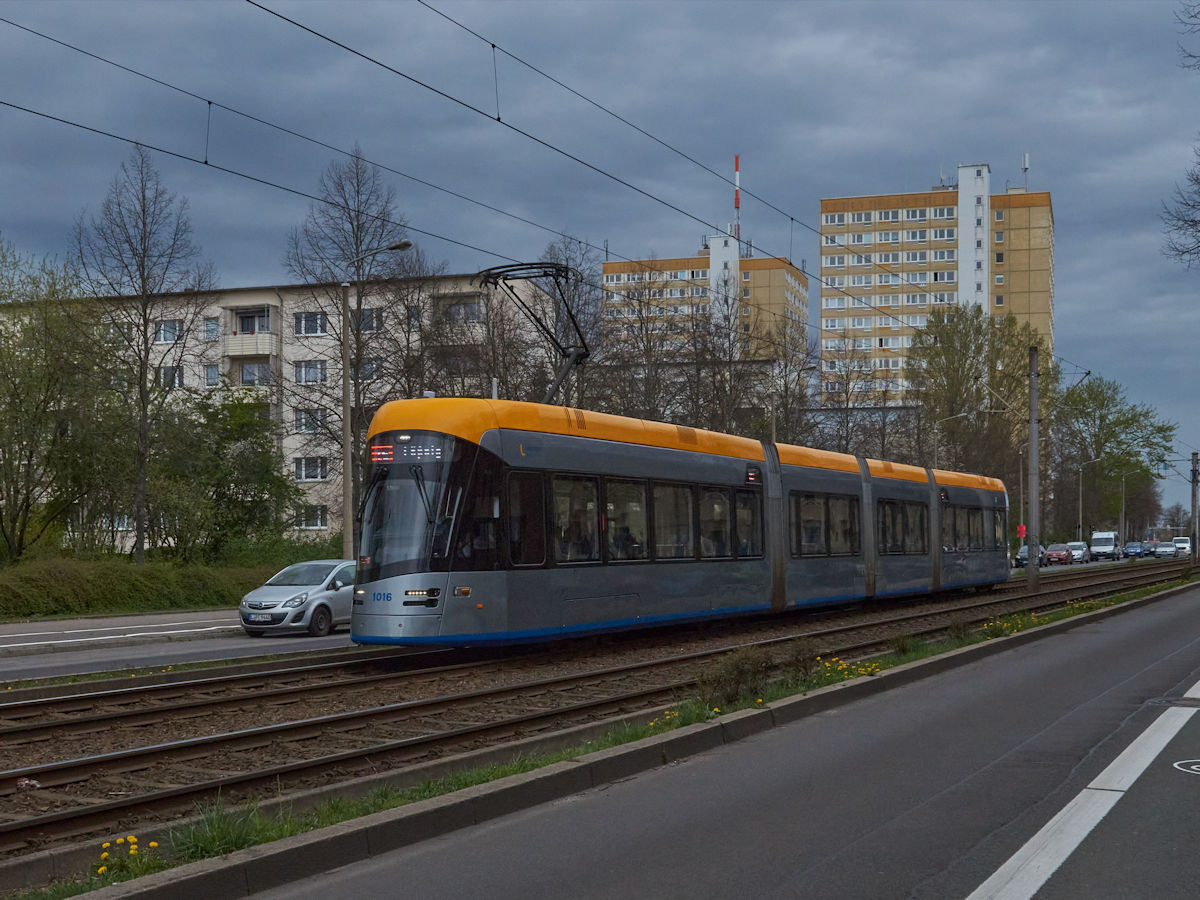 Schlechtes Wetter kündigte sich am 14.04.2022 an, als NGT10-XL 1016 der Leipziger Verkehrsbetriebe auf dem Weg als Linie 16 nach Lößnig war und gerade die Haltestelle Triftweg verlassen hat.