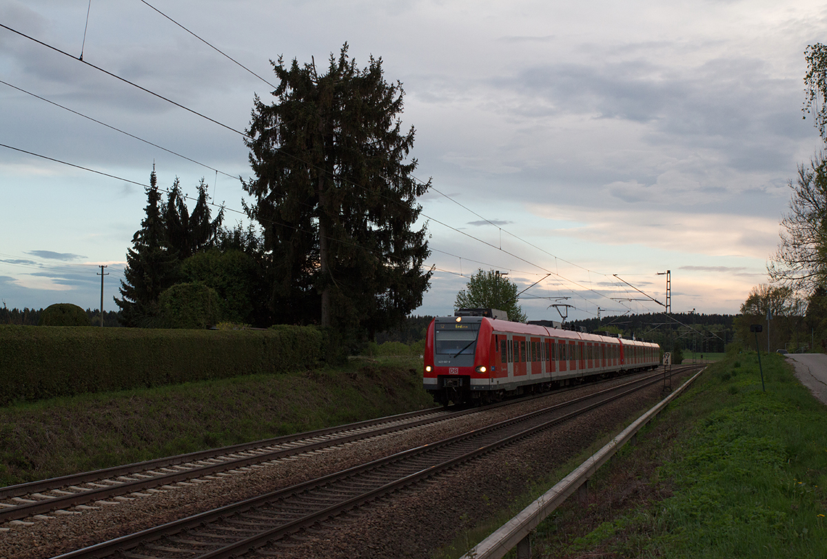 Schlechtes Wetter kündigte sich am Abend des 27.04.15 am Rande Markt Schwabens mit einem schönen Himmel an, als 423 661-8 als S2 nach Erding unterwegs war.