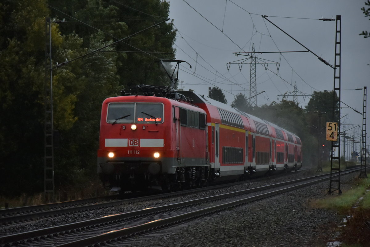 Schlechtwetterbild aus Herrather Linde. 111 112 bringt ihr einen RE4 nach Aachen Hbf. 14.9.2017 19:13 Uhr