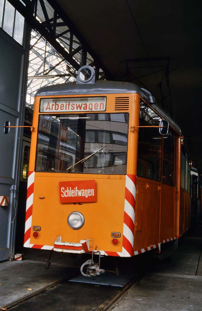 Schleifwagen 62 der Heidelberger Straßenbahn im Depot. Wahrlich ein Relikt! Das Foto entstand am 03.11.1984.