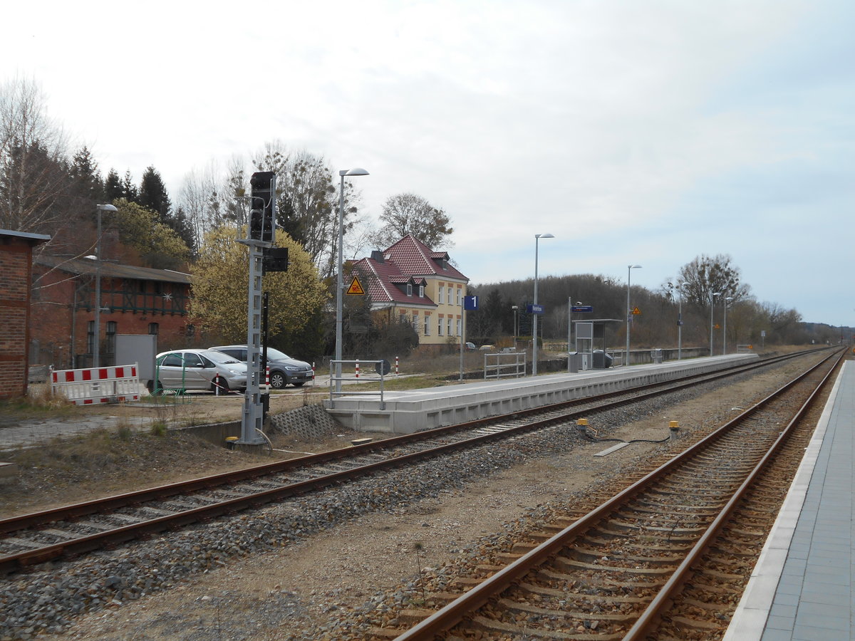 Schlicht und einfach der Bahnsteig in Niederfinow am 24.März 2019.