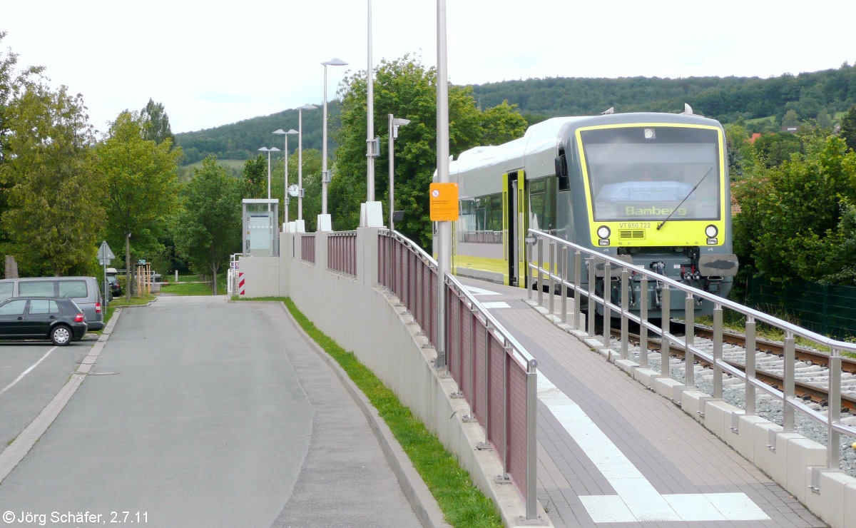 Schlicht und zweckmäßig präsentiert sich die neue Endstation der KBS 826. Rund 460.000 Euro hatte der am 14.9.04 eröffnete neue Bahnsteig gekostet, die Stadt Ebern beteiligte sich daran mit etwa 180.000 Euro.