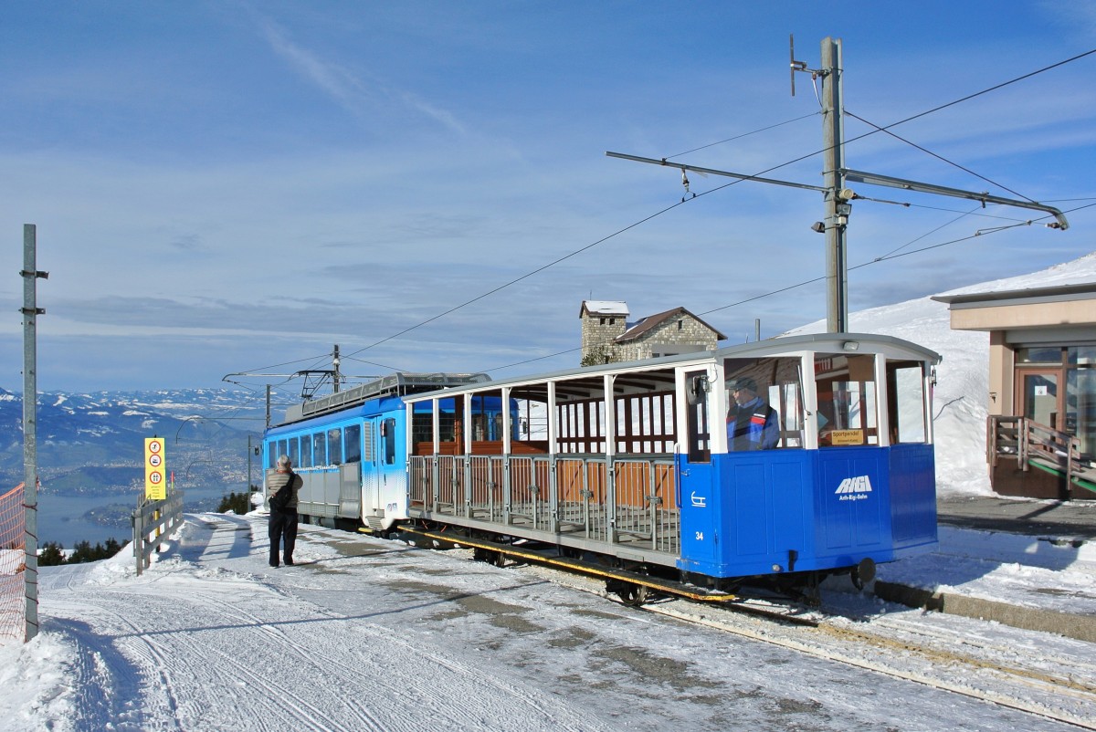 Schlittelwagen 34 mit Triebwagen 11 in Rigi Kulm, 29.01.2014.