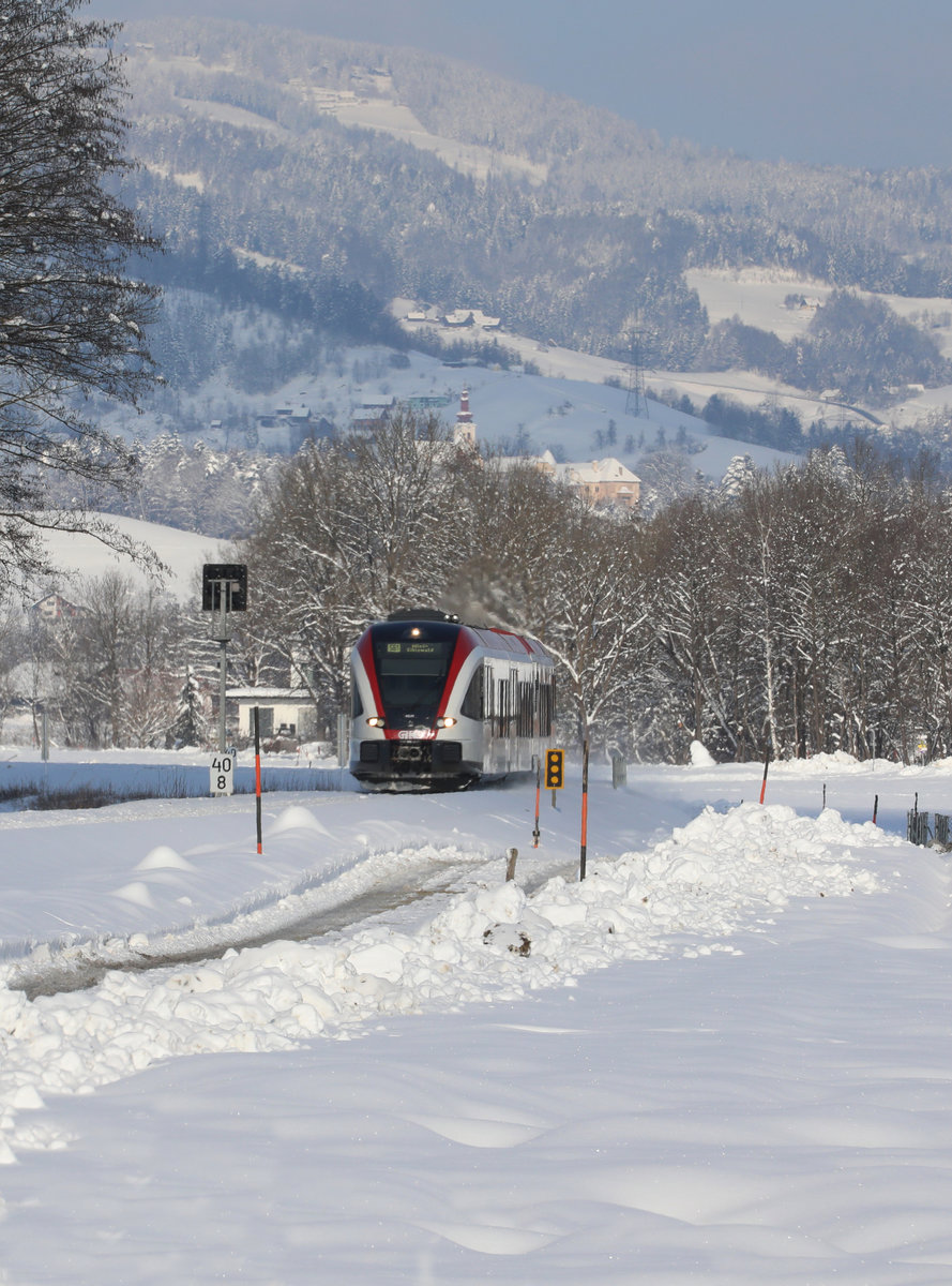 Schloss Hollenegg  im Hintergrund zu entdecken ist von fast 50 cm Schnee bedeckt. 
Diese  Schneemassen  hatten wir seit einigen Jahren nicht mehr . Die einziehende Kälte verspricht die Idylle noch ein wenig anhalten zu lassen. 
25.02.2018 bei Freidorf 
