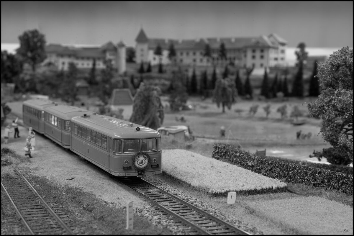 Schloss Seggau , das unser Rupert im vergangenen Jahr neu gebaut hat , thront im Hintergrund der Haltestelle Muggenau Silberberg in der der  Rote Blitz  hält . 10.4.2025