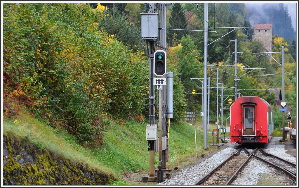 Schlusswagen des Glacier Express 903 in Sil i/D. mit der Burg Ehrenfels im Hintergrund, die als Jugendherberge dient. (07.10.2015)