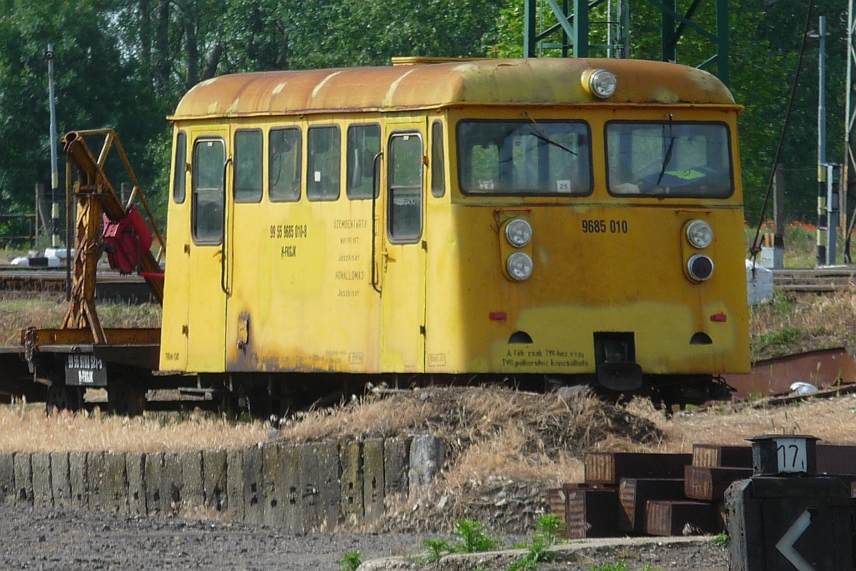 Schmalspur-Bahndienst-Triebwagen 685-010 der H-FKGJK abgestellt im Bahnhof Nyiregyhaza, 29. ‎Mai ‎2016