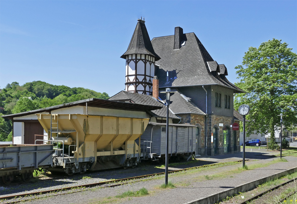 Schmalspur-Bahnhof Burgbrohl mit alten Güterwagen der Brohltalbahn - 27.05.2017