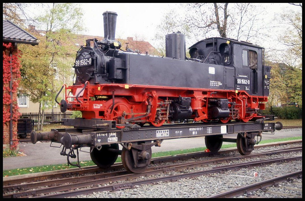 Schmalspur Dampflok 991562 auf einem Flachwagen im DDM Neuenmarkt Wirsberg am 16.10.1993!