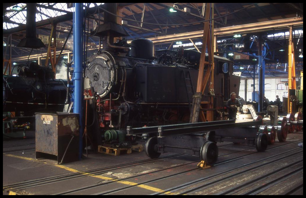 Schmalspur Dampflok 99713 in Aufarbeitung am 3.5.1995 im RAW Görlitz.