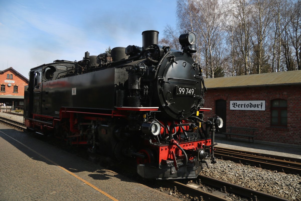 Schmalspur Dampflok 99.749 in Bahnhof Bertsdorf (30.3.2018)

