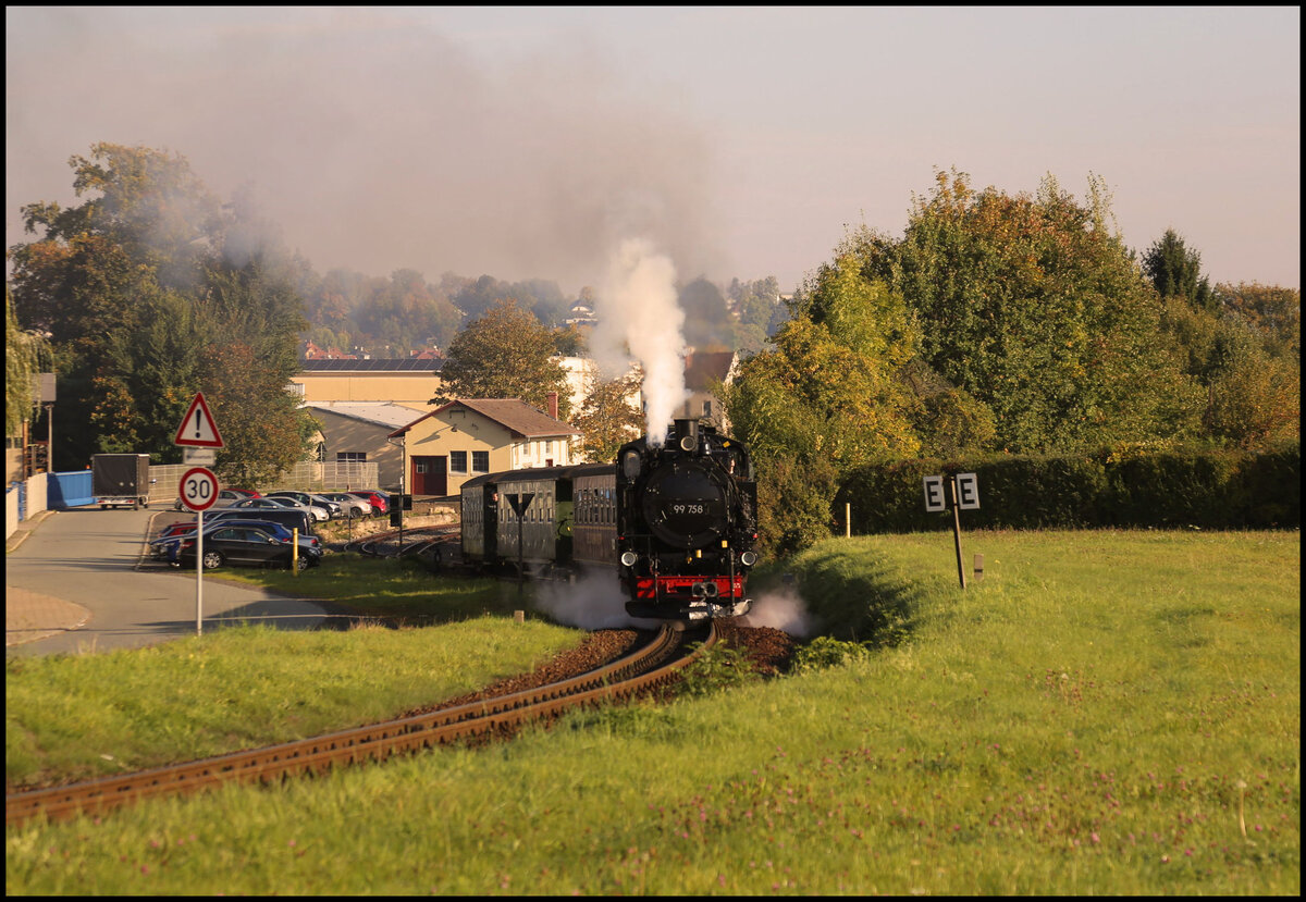 Schmalspur Dampflok 99758 f�hrt hier am 6.10.2026 um 9.24 Uhr mit einem Personenzug nach Oybin aus dem Bahnhof Olbersdorf bei Zittau aus.