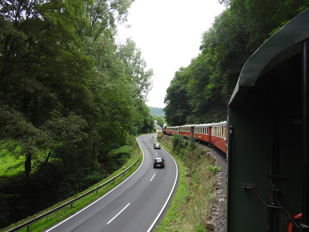SCHMALSPUR-DAMPFROMANTIK IM BROHLTAL-
dicht neben der Straße verläuft im BROHLTAL im nördlichen Rheinland-Pfalz die
Trasse der BROHLTALBAHN,und wenn,wie hier am 16.7.2016,noch die MALLET-DAMPFLOK
SM 11 den Zug von Oberzissen hinab nach Brohl/Rhein bespannt,
ist die Kombination von Dampfromantik und Landschaft perfekt....