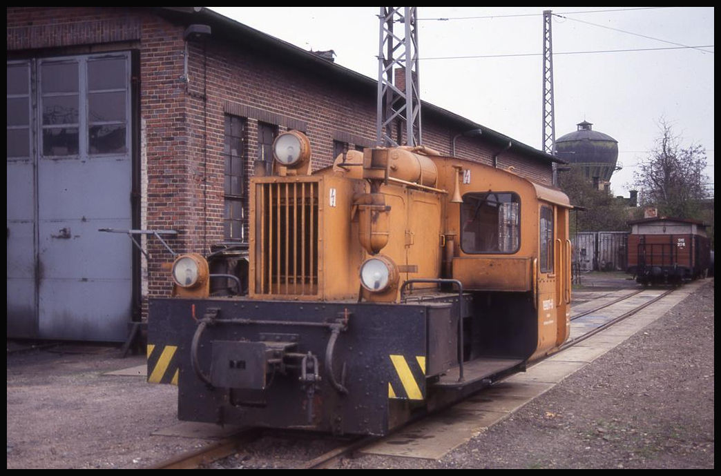 Schmalspur Köf 199011 am 17.4.1993 im BW Nordhausen der HSB.