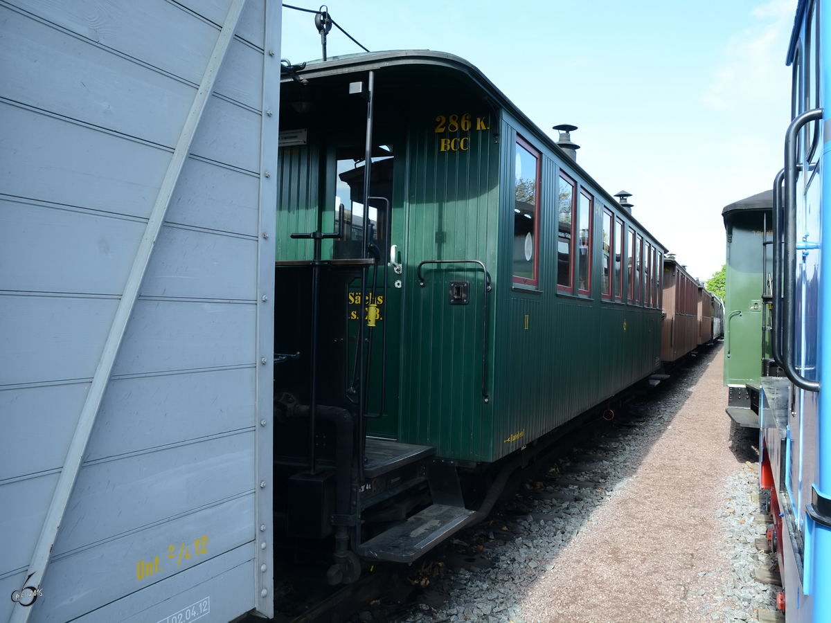 Schmalspur-Personenwagen am Bahnhof Radebeul-Ost (April 2014)