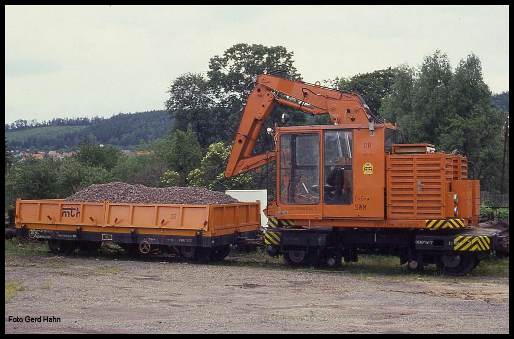 Schmalspur Schienenkran der Harzer Schmalspurbahnen am 22.6.1991 im Bahnhof Gernrode.