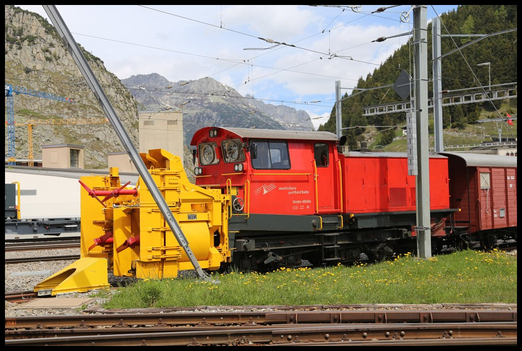 Schmalspur Schneefräse am 19.5.2025 im Bahnhof Andermatt der Matterhorn Gotthard Bahn.