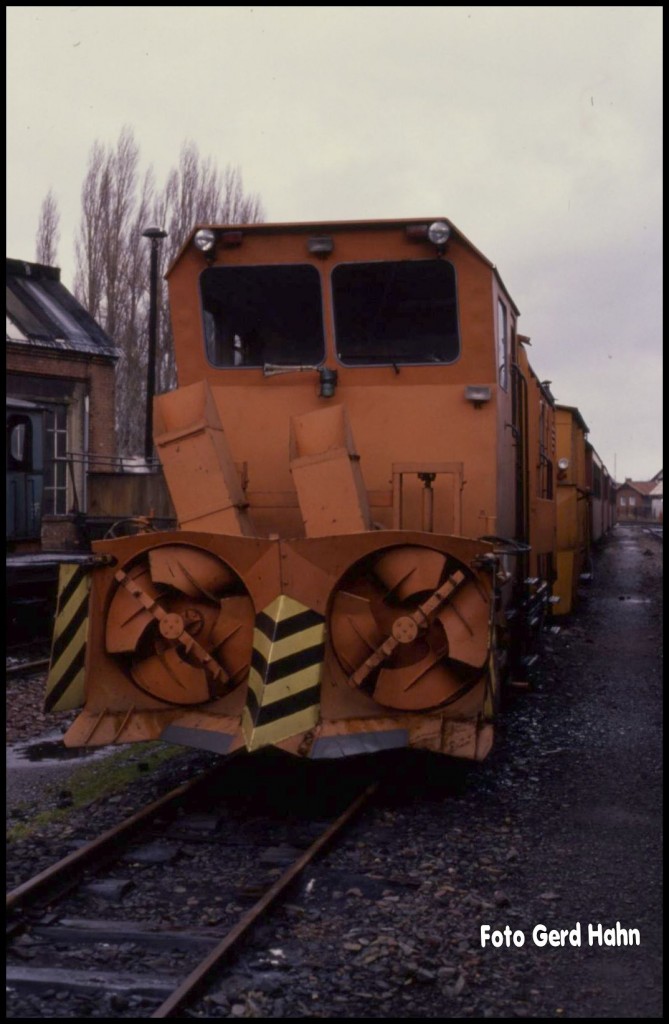 Schmalspur Schneefräse der Harzer Schmalspurbahn im Depot Wernigerode am 
14.2.1990.