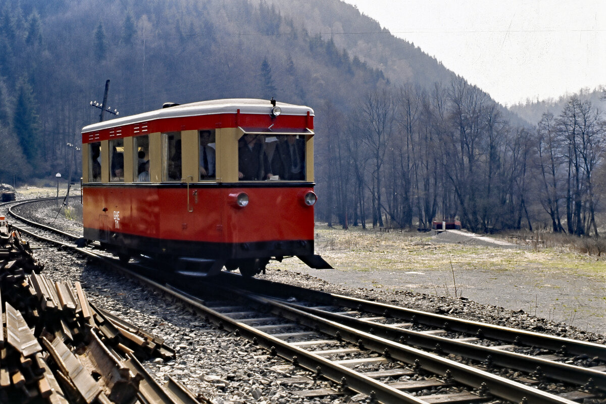Schmalspur-VT 187 001 im Bereich des Bf. Eisfelder Talmühle.