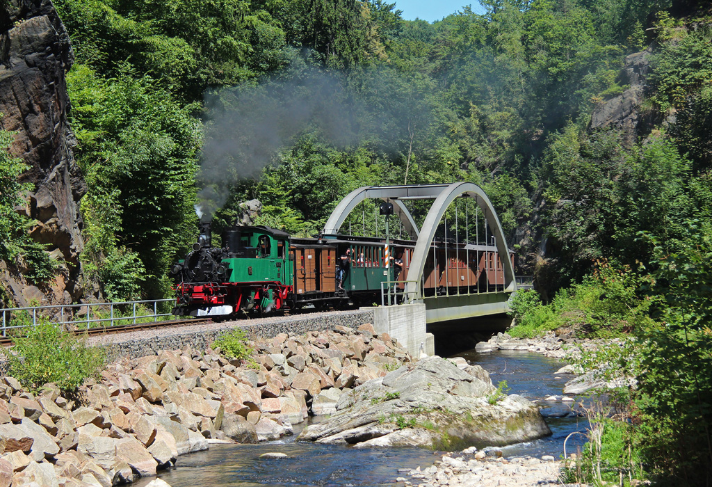 Schmalspurbahn-Festival 2013 Hier passiert der Traditionszug am 21.07.die, nach dem Hochwasser 2002 neu errichtete, Stahlbogenbrcke kurz hinter Rabenau. 