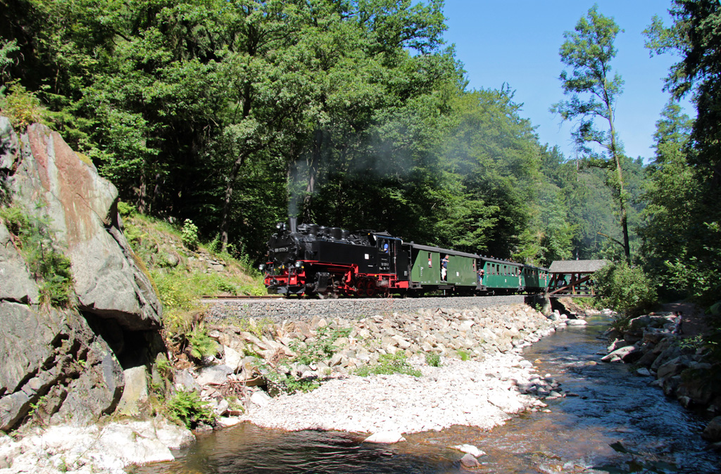 Schmalspurbahn-Festival 2013, Mit dem  DR-Zug  am Haken, schnauft 99 1771-7 am Morgen des 21.07.bergwrts durch den Spechtritzgrund. 