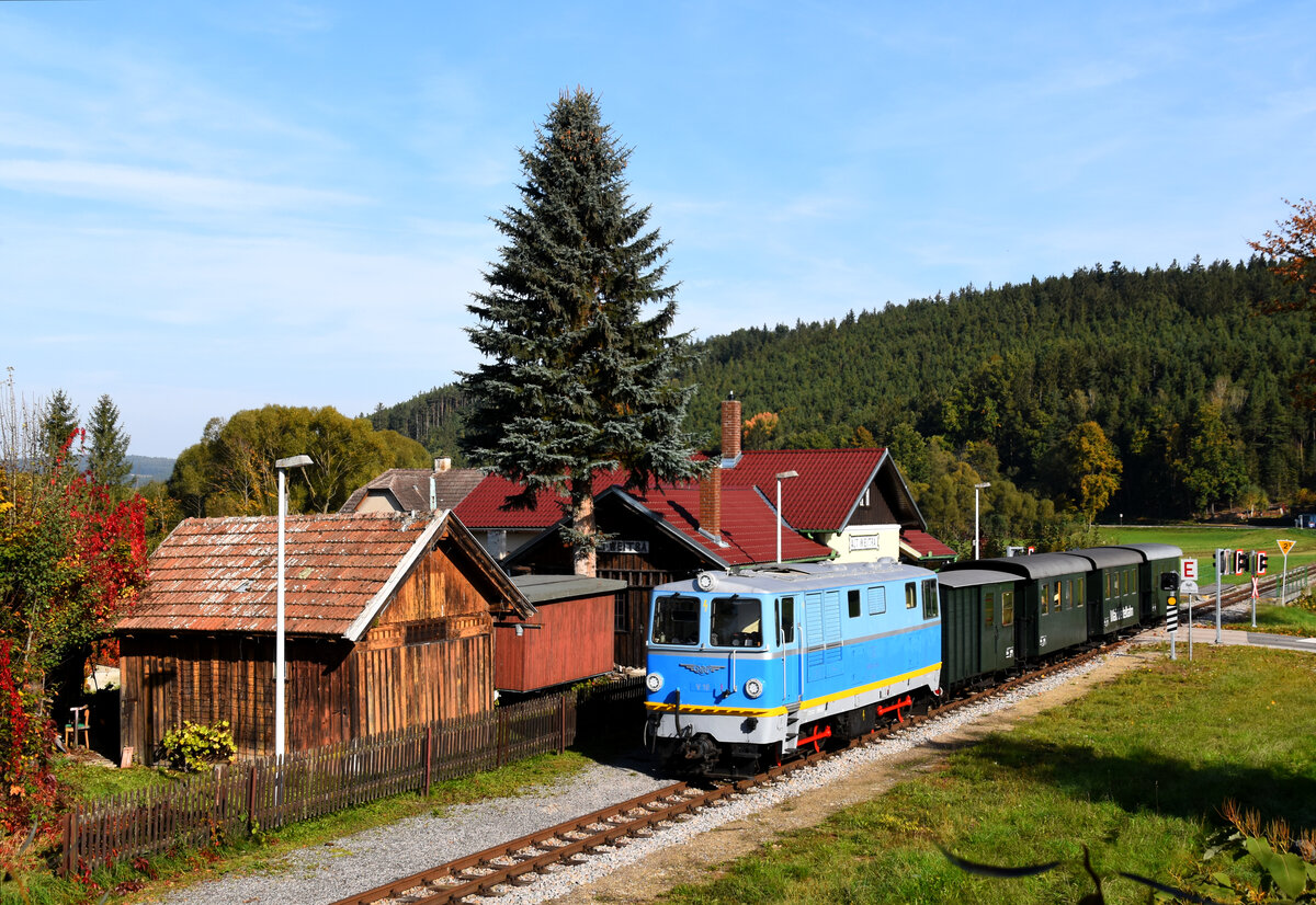 Schmalspurbahn-Idyll im Waldviertel. Das war am 8-9. Oktober 2022. ein großes Diesellok Fest auf der Waldviertelbahn. Neben die zwei gmünder 2095-er (V5 und V12) war die V10 (ex. ÖBB 2095 010) aus der Mariazellerbahn als Gastlok auf der Waldviertelbahn. Am Samstag Vormittag war ein Zug mit V10 von Gmünd nach Weitra und zurück. 
Das Bild zeigt den Zug bei der Durchfahrt in Alt Weitra. Das war Kaiserwetter und tolle Organisation, herzlichen Dank an NÖVOG (Niederösterreich Bahnen)!
Das Bild ist von meines Sohn, Márk Németh
Alt Weitra, 08.10.2022.