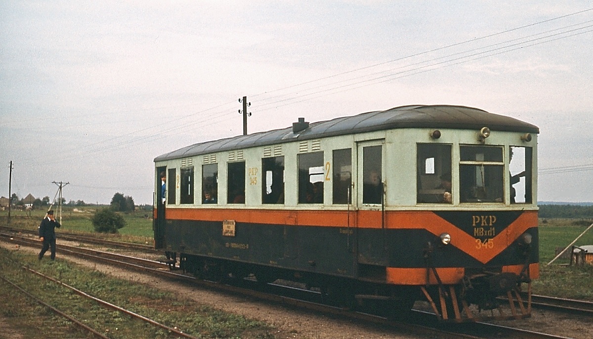 Schmalspurbahnen in Polen: Am 21.09.1976 ist der MBxd1 345 auf dem Netz der ehemaligen Köslin-Bublitz, Belgarder Kleinbahnen AG von Bialogard in Richtung Koszalin unterwegs. Das Fahrzeug wurde 1936 von Dessau als T 1 für die Saatziger Kreisbahn gebaut und am 11.01.1982 ausgemustert.