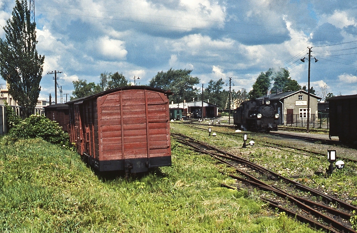 Schmalspurbahnen in Polen: Eine unbekannte Px48 rangiert im Juni 1990 in Sroda/Schroda. Der Verkehr auf dem 13,3 km langen Reststück nach Zaniemysl, dem früheren Santomischel, der einst 102,4 km langen Schrodaer Kreisbahn konnte sich bis heute halten.