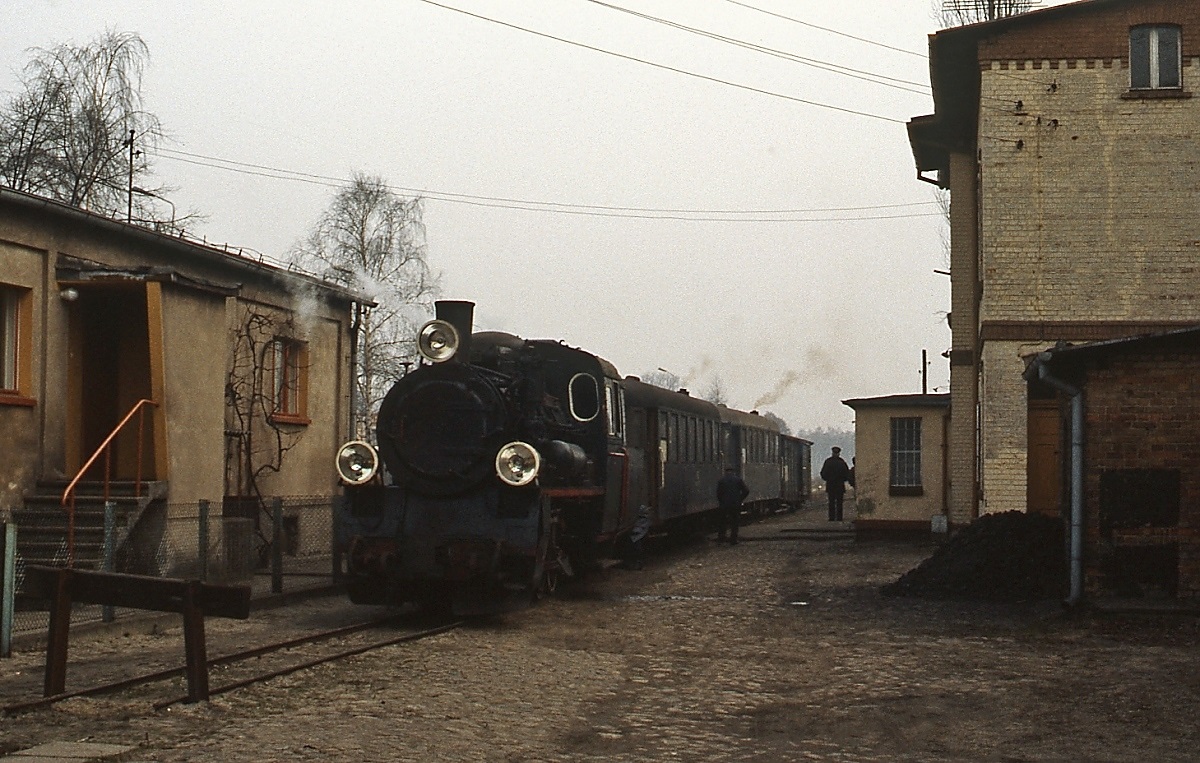 Schmalspurbahnen in Polen: Im Februar 1989 ist die Px48 1902 mit einem Personenzug aus Opalenica im ziemlich trostlosen Endbahnhof Nowy Tomisl/Neutomischel angekommen. Auch dieses Nezt der früheren, etwa 52 km Opalenitzaer Kleinbahnen wurde in den 1990er Jahren stillgelegt.