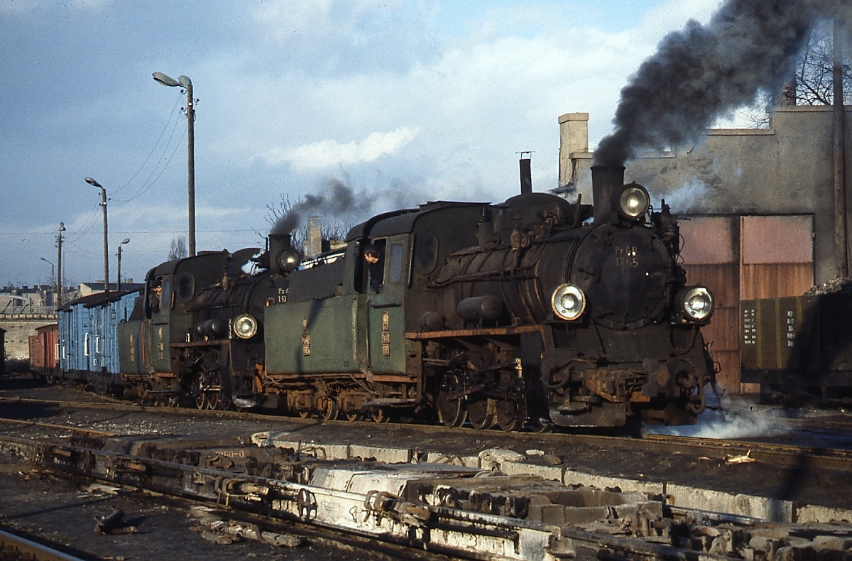 Schmalspurbahnen in Polen: Px48 1765 und Px48 1925 im Juni 1990 in Gniezno. Heute existieren etwa noch 40 km des Netzes der früheren Kreisbahn Witkowo/Gensener Kreisbahn.