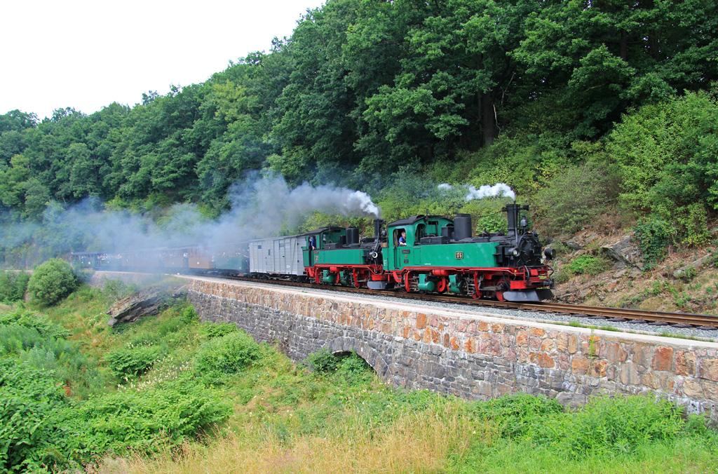 Schmalspurbahnfestival 2015 bei der Weißeritztalbahn. Nach dem Mittag war es dann leider vorbei mit der Sonne. Meine letzte Aufnahme des Tages entstand am oberen Ende der Talsperre Malter mit Zug 5207, 18.07.2015.