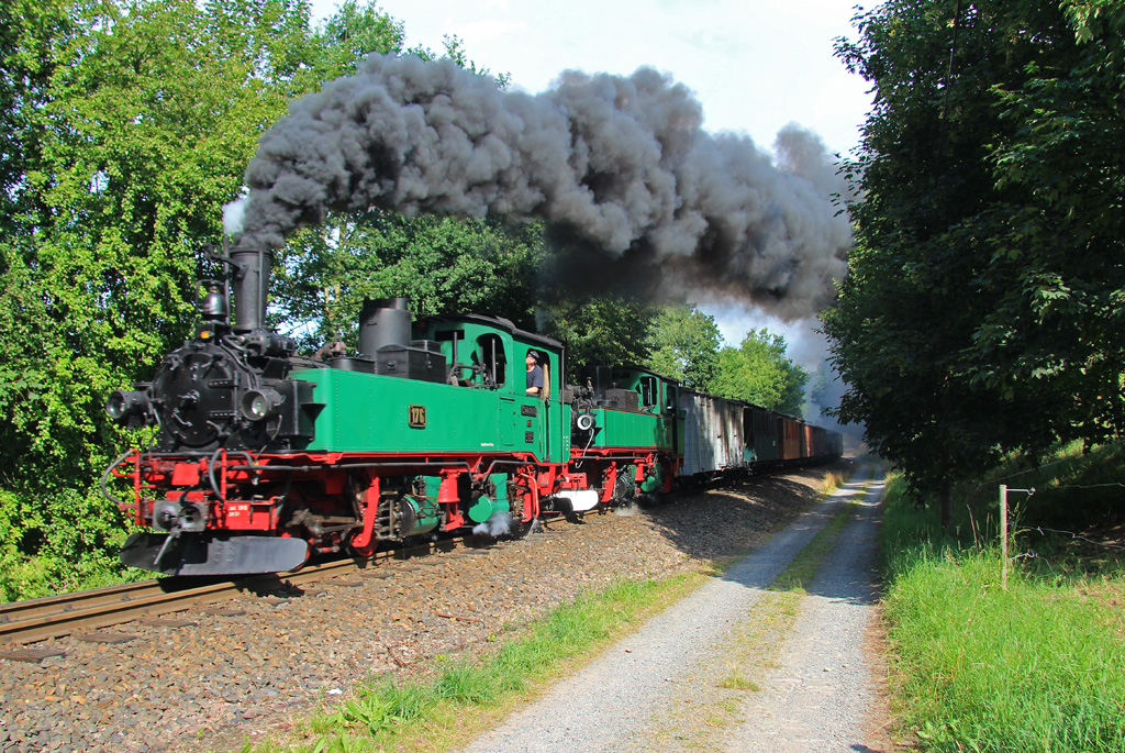 Schmalspurbahnfestival 2015 bei der Weißeritztalbahn. Zug 5200 am Morgen des 18.07.2015 kurz hinter Seifersdorf am Km 9,3.
