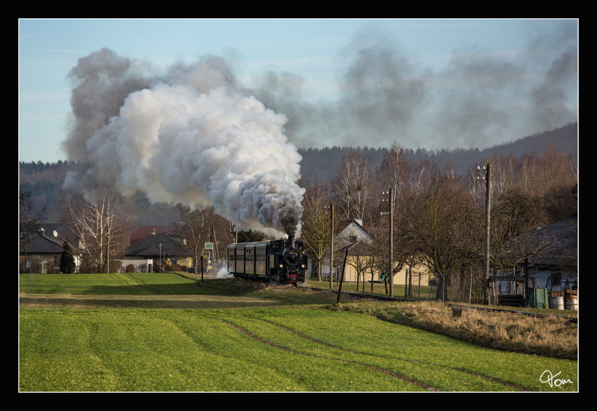Schmalspurdampflok 498.04 in voller Fahrt, auf dem Weg von Steyr nach Grünburg. 
Aschach an der Steyr  10.12.2017