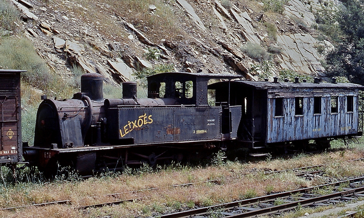 Schmalspurdampflokomotiven in Portugal: CP 3 059 056-4 am 27.04.1984 abgestellt in Tua. Die Lok gehört zu einer Serie von sechs Cn2t-Lokomotiven, die Emil Kessler/Esslingen 1889 an die Compania National de Caminhos de Ferro (dort Nr. 1-6, später CP E 51-56) lieferte.