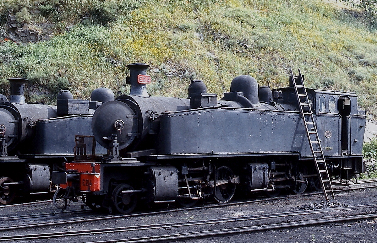 Schmalspurdampflokomotiven in Portugal: CP E 214 (3 079 214-5) am 27.04.1984 an der Drehscheibe in Regua
