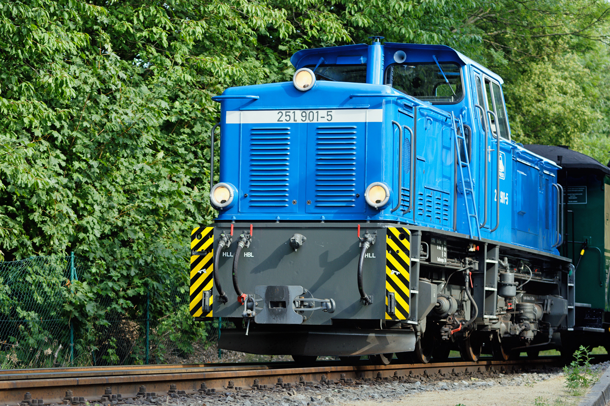 Schmalspurdiesellok 251 901 fährt den Rasenden Roland vom Endhaltepunkt in Lauterbach Mole bis Putbus ,dort wird die Diesellok abgespannt. - 17.07.2019
