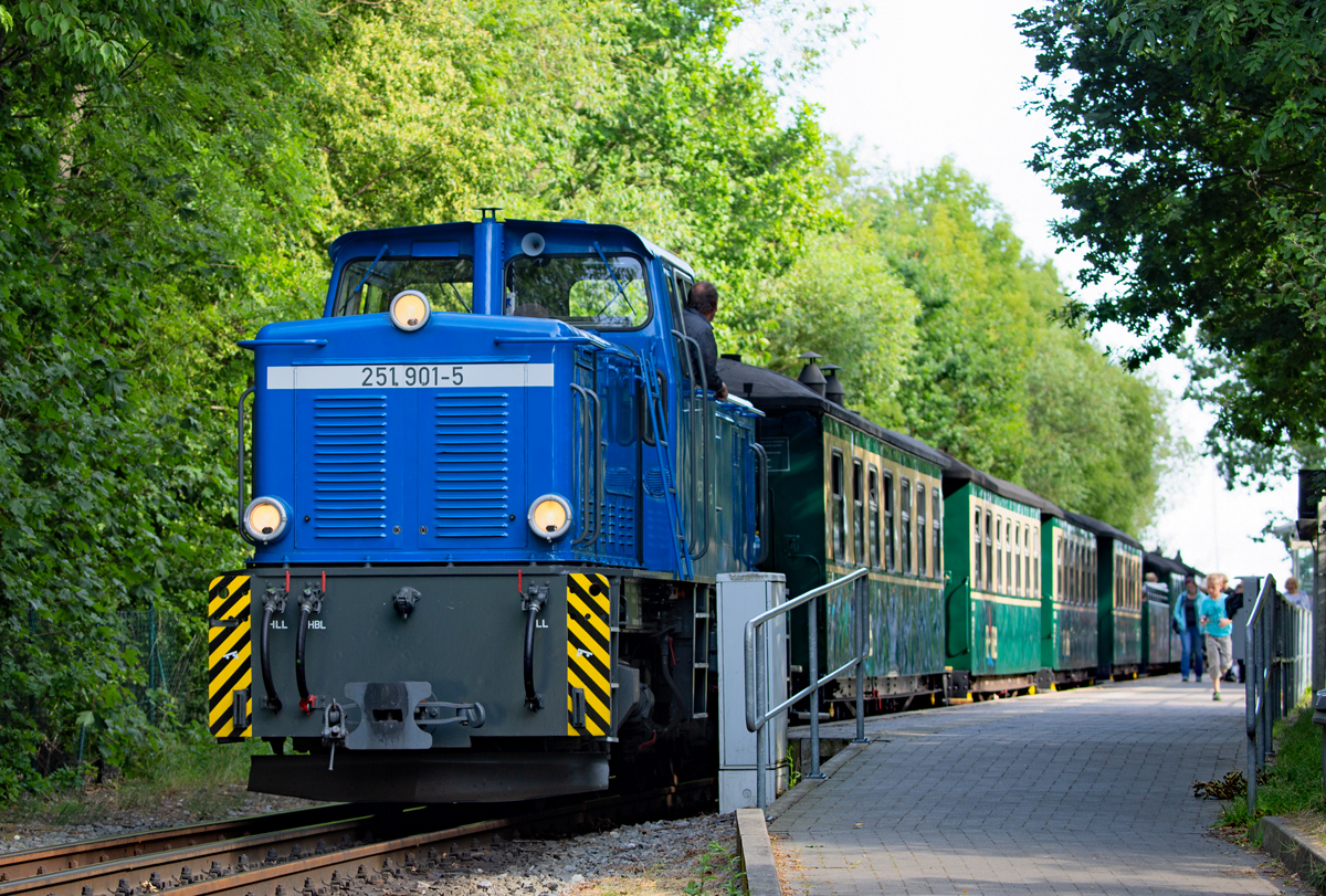 Schmalspurdiesellok 251 901 mit dem Rasenden Roland am Bahnsteig in Lauterbach Mole. - 17.07.2019