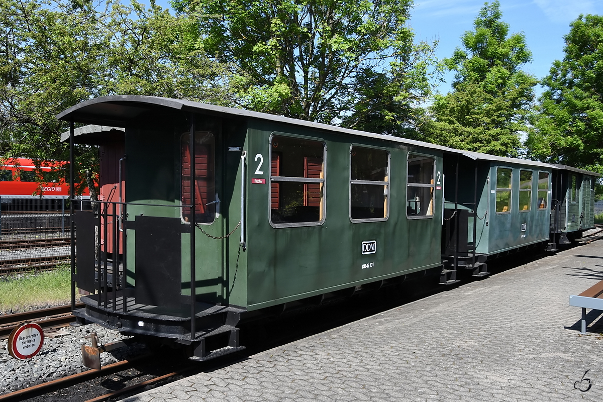 Schmalspurige Personenwagen waren Anfang Juni 2019 im Deutschen Dampflokomotiv-Museum Neuenmarkt-Wirsberg abgestellt. 