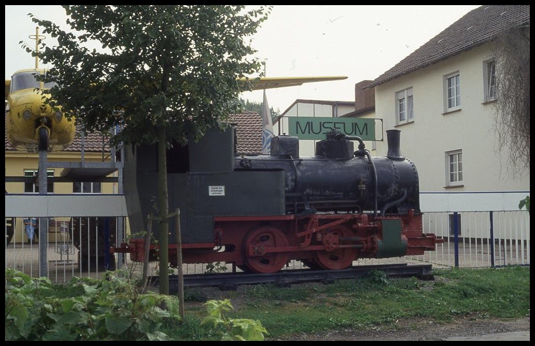 Schmalspurlok vor dem Eingang zum einstigen Verkehrsmuseum in Bad Oeynhausen am 24.8.1994. Nach meinem Wissen soll es sich um die ehemalige Lok 7 der Georgsmarienhütte handeln, die die kleine Maschine einst im Hochofen Bereich einsetzte. Das Verkehrsmuseum Bad Oeynhausen verschwand einige Jahre später wieder. Vielleicht kann jemand etwas zum Verbleib dieser Lok sagen?